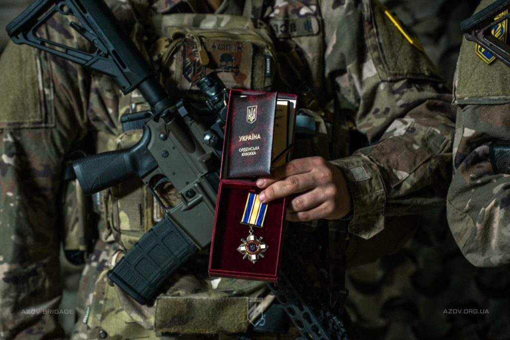 Боєць АЗОВУ тримає орден України за мужність під час нагородження